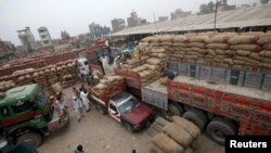 افغانستان ته د تلونکو ټرکونو عکس 