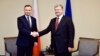 Президент України Петро Порошенко (праворуч) та президент Польщі Анджей Дуда під час зустрічі в Харкові. 13 грудня 2017 року