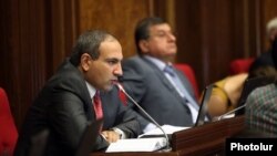 Armenia - Opposition deputy Nikol Pashinian speaks in the parliament, Yerevan, 9Sept2013.