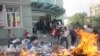 "Ата Журт" партиясына нааразы топ партиянын үгүт баркчаларын өрттөштү. Бишкек, 6-октябрь.