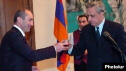 Armenia - President Robert Kocharian (L) and Foreign Minister Vartan Oskanian at an official ceremony in Yerevan, 29Dec2007.