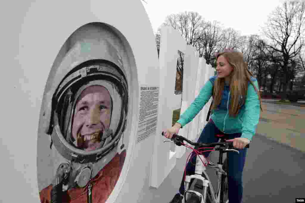 Parcul Gorki, Moscova, 2016: o instalație în care figurează faimosul citat al lui Gagarin &bdquo;Să mergem!&rdquo; din timpul lansării.