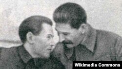 Генэральны камісар дзяржбясьпекі Мікалай Яжоў гутарыць зь Ёсіфам Сталіным