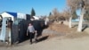 Большинство жителей села Садовое жалуются на множество проблем: отсутствие школы, детского сада, медпункта, уличного освещения, нехватку земель даже для выпаса скота и неоднократное подтопление села. Карагандинская область, 13 октября 2017 года.