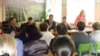 Район җитәкчелеге Салагыш халкы белән очраша. Салагыш авылы хакимияте җитәкчесе Фәнис Фәхриев (с), район җитәкчесе урынбасары Ришат Нурисламов, район башлыгы Валерий Макаров, мәктәп директоры Айдар Хөснетдинов, районда мәгариф бүлеге вазифаларын башкаручы Вәсилә Сафиуллина. 20 май 2013 