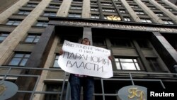 საერთაშორისო არასამთავრობო ორგანიზაციების შემოწმების წინააღმდეგ გამართული აქციის მონაწილე