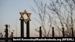 Izvještaj ukazuje na "široki domet društvenih medija na kojima se šire laži i potiče" na antisemitizam.