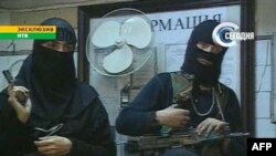 Тот, кто считает операции по освобождению заложников на Дубровке и в Беслане блестящими, должен ответить за это, убеждены объединенные общим горем люди