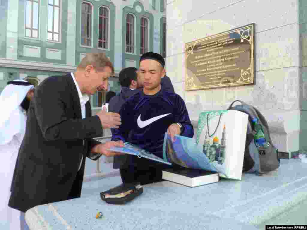 Мечитке келген коноктор.