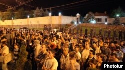 Акция возле дома Рубена Айрапетяна, Ереван, 8 июля 2012 г.
