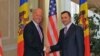 Premierul Vlad Filat întîmpinîndu-l pe vicepreședintele Biden