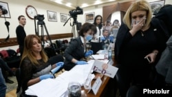 Արխիվ ֊֊ Երևանի ավագանու «Երկիր Ծիրանի» խմբակցության անդամները բողոքի ակցիա են իրականացնում ավագանու նիստի ժամանակ, 13֊ը փետրվարի, 2018թ․
