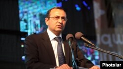 Armenia -- Dashnaktsutyun's Artsvik Minasian addresses a rally in Yerevan's Liberty square, 2May2012