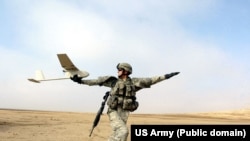 RQ-11 Raven (Карга) деп аталган алыстан башкарылчу учма аппарат АКШ жана Иран аскерлеринин согушчандарды издөө жана камоого алуу операциясы учурунда учурулуп жатат. Ирактын Пактия провинциясы.