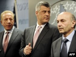 Marrëveshja e 7 prillit ndërmjet Hashim Thaçit, Behxhet Pacollit dhe Isa Mustafës nxjerr një kandidate konsensuale për presidente.