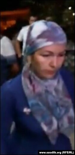 Militsiya zobiti ro‘mol o‘ragani uchun IIBga olib ketmoqchi bo‘lgan nurobodlik sotuvchi ayol..