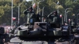 Польские военнослужащие и бронетехника на военном параде в Варшаве, посвященном победе над Красной Армией в 1920 году. 15 августа 2023 года