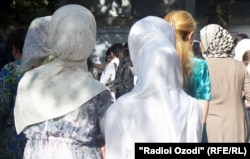 O‘zbekiston Respublikasida fuqarolarning jamoat joylarida ibodat liboslarida yurishlari taqiqlanadi.
