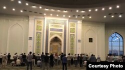 Өзбекстанда жашы 18 жете электерге мечитке кирип, намазга жыгылууга тыюу салынат.