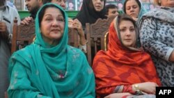  Kulsoom Nawaz (left) and Maryam Nawaz attend the election campaign meeting in Lahore in May 2013. 