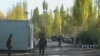 Гувоҳлар¸ ўзбек-қирғиз чегарасидан фуқароларни жуда секинлик билан бўлса-да ўтказиш жараëни бошланганини айтмоқдалар.