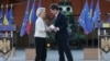 Ursula von der Leyen, preşedinta Comisiei Europene, și președintele român Nicușor Dan, la baza militară Mihail Kogalniceanu, Constanța, 1 septembrie 2025.