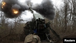 Ілюстраційне фото. Українські військові ведуть вогонь із гаубиці «Богдана» під час оборони на Покровському напрямку, квітень 2025 року