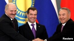 Russian President Dmitry Medvedev (center) poses with his Belarusian and Kazakh counterparts, Alyaksandr Lukashenka and Nursultan Nazarbaev, during a signing ceremony in Moscow on November 18.