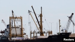 „Amalthea" în momentul încărcării navei în portul grecesc Lavrio