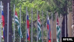 Steaguri ruse şi abhaze în faţa clădirii guvernului de la Suhumi