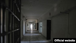 Türkmenistanyň prezidenti ýurduň çinowniklerine türkmen türmelerini halkara ölçegleriň derejesine ýetirmelidigi barada görkezme beripdi.