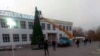 Сильный ветер уничтожил пять новогодних ёлок в Лебапе, главную ёлку удалось спасти