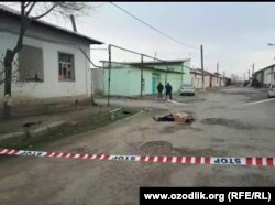 Baxtiyor Shukurov otasidan meros qolgan uydan chiqib ketishni talab qilib kelgan 58 yoshli akasi Abduqahhor va 55 yoshli yangasi Maqsudani bolta bilan chopib o‘ldirgan.