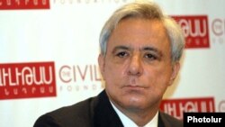 Former Foreign Minister Vartan Oskanian attends a public event at the Civilitas Foundation in Yerevan in February 2011.