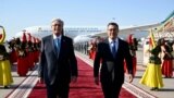 Қазақстан президенті Қасым-Жомарт Тоқаевты (сол жақта) Қырғызстан президенті Садыр Жапаров әуежайдан күтіп алды. Бішкек, 21 тамыз, 2025 жыл.