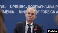 Госминистр Великобритании по вопросам Европы Дэвид Лидингтон во время пресс-конференции, Ереван, 3 ноября 2014 г.