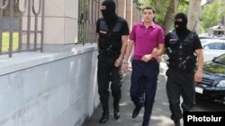 Полицейские сопровождают Тиграна Хачатряна в суд, Ереван, 27 июля 2015 г․