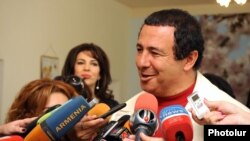 Лидер «Процветающей Армении» Гагик Царукян на изибрательном участке, 6 мая 2012 г.