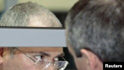 Mihail Hodorkovsky la o convorbire cu avocatul său în ajunul înfățișării de astăzi