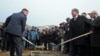 Президент Алмазбек Атамбаев менен Орусиянын "Русгидро" ишканасынын жетекчиси Евгений Дод. Нарын облусу. 27-октябрь, 2012-жыл.