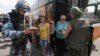Українські солдати перевіряють документи на блокпості у Слов'янську, 29 травня 2014 року