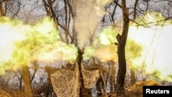 Військовослужбовці 24-ї механізованої бригади імені Короля Данила ЗСУ ведуть вогонь із самохідної гаубиці М109 «Паладин» у бік російських військ на передовій, поблизу міста Часів Яр Донецької області, Україна, 28 лютого 2025 року.