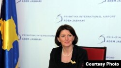 Presidentja e Kosovës, Atifete Jahjaga, gjatë konferencës me gazetarë në Aeroportin e PrishtinësMay2011
