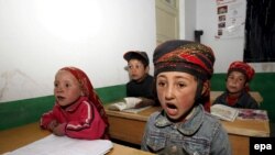 Шинжаң-Уйгур автономиялык районундагы мектептердин бириндеги башталгыч класстын окуучулары