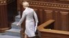 Iulia Timoșenko părăsind sala Parlamentului
