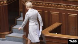 Iulia Timoșenko părăsind sala Parlamentului