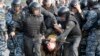 Орус полициясы нааразылыкка чыккан демонстранттарды кармап баратат, Москва, 6-май, 2012. 