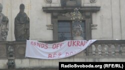 Звернення до Росії перед Карловим мостом, Прага, квітень 2014 року