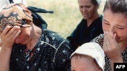 Srebreničanke, foto iz jula 1995. godine