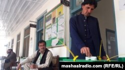په کورمه کې یو کس خپله رایه کاروي - انځور له ارشیفه